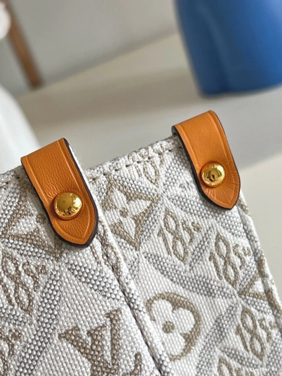 First bag LOUIS VUITTON MM ONTHEGO 0810